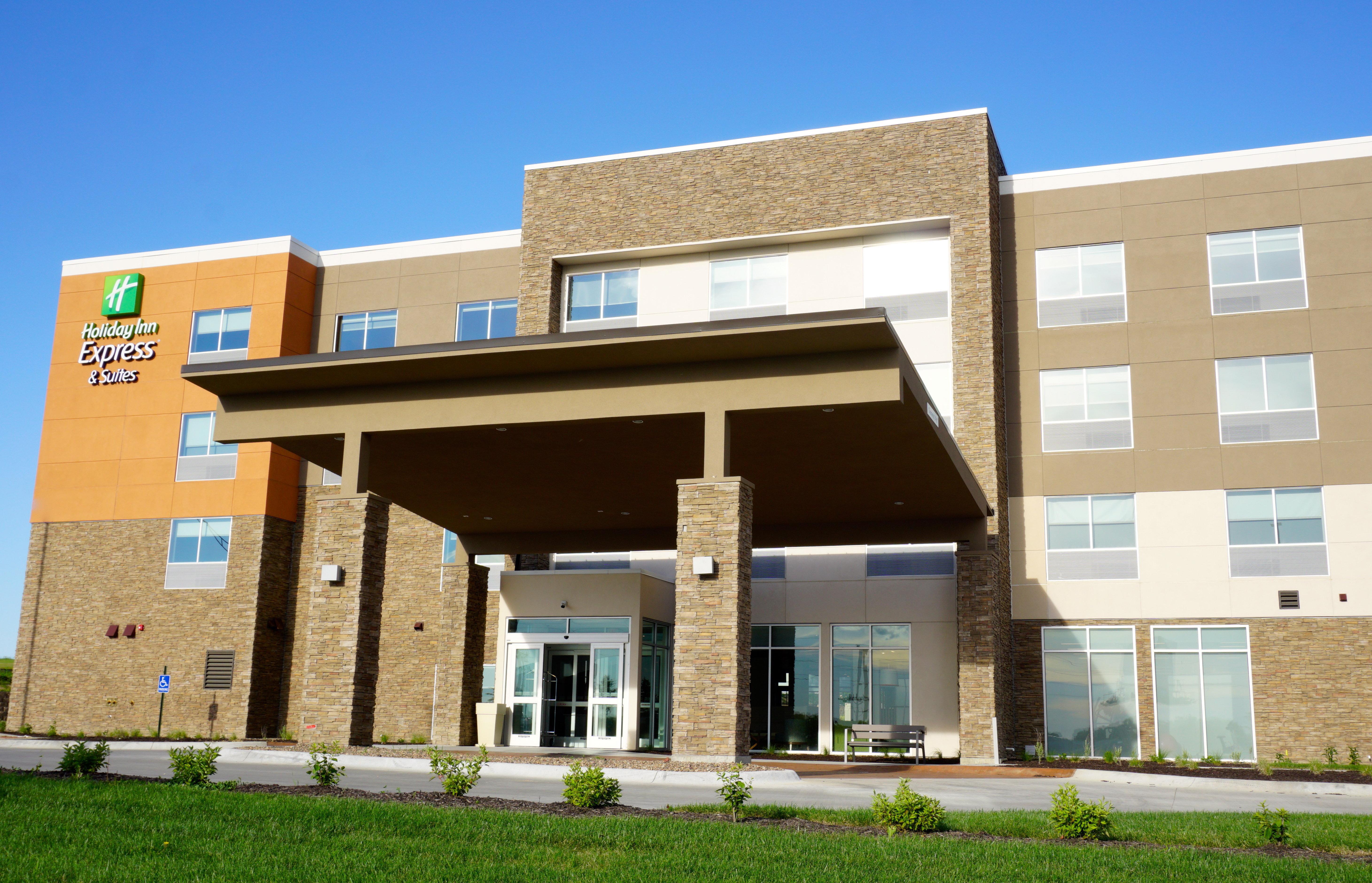Holiday Inn Express & Suites Omaha - Millard Area By Ihg Exterior photo