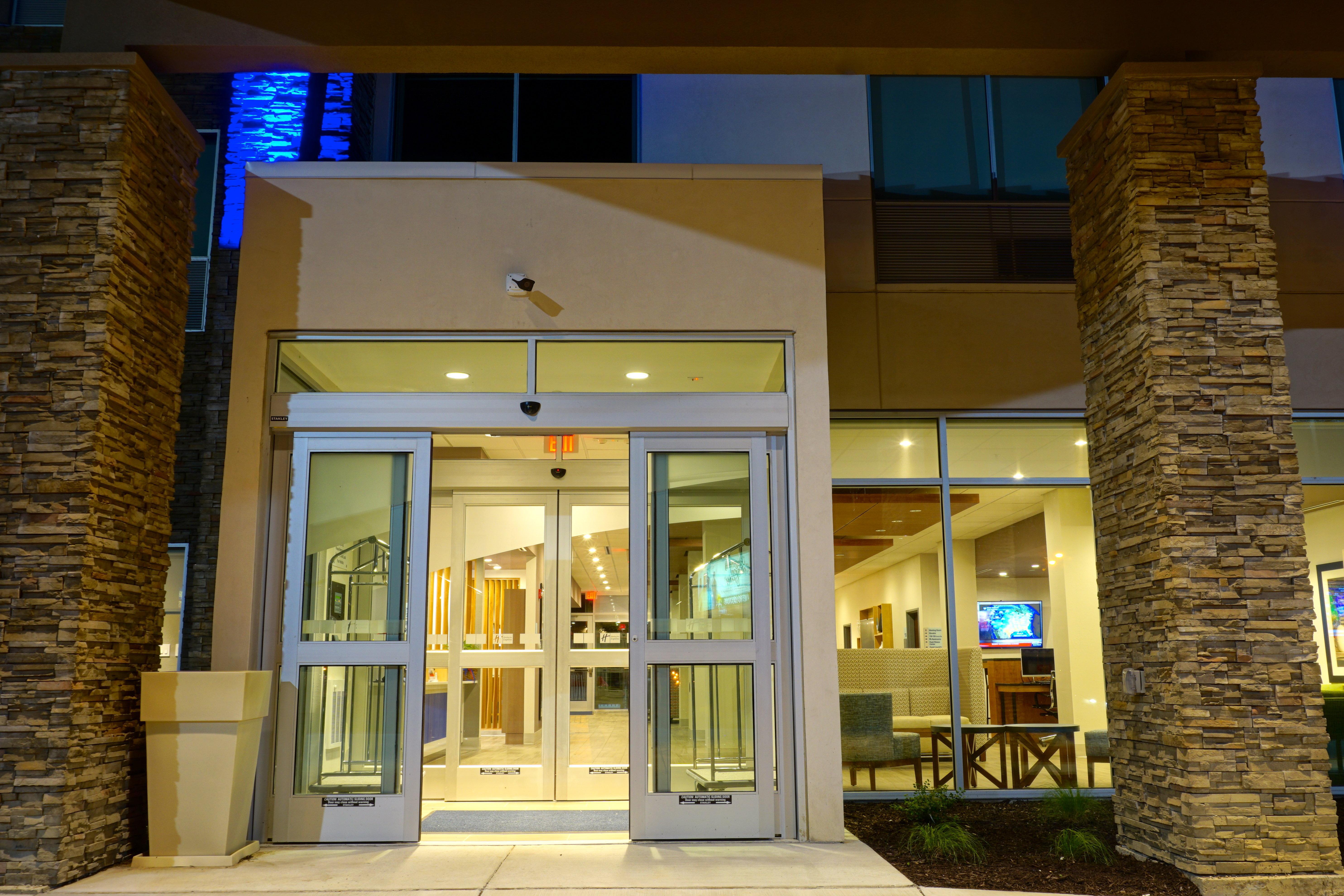Holiday Inn Express & Suites Omaha - Millard Area By Ihg Exterior photo