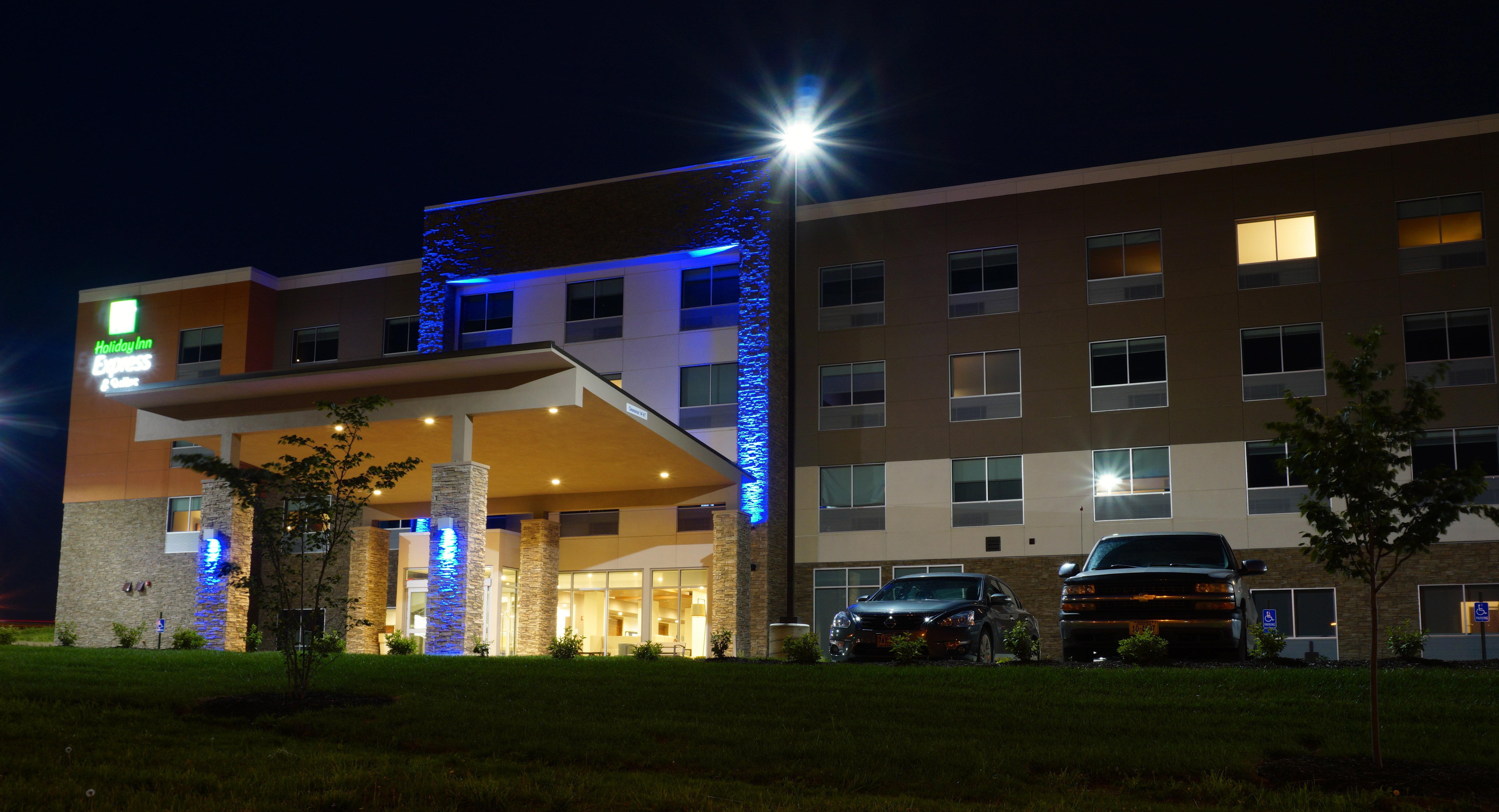 Holiday Inn Express & Suites Omaha - Millard Area By Ihg Exterior photo