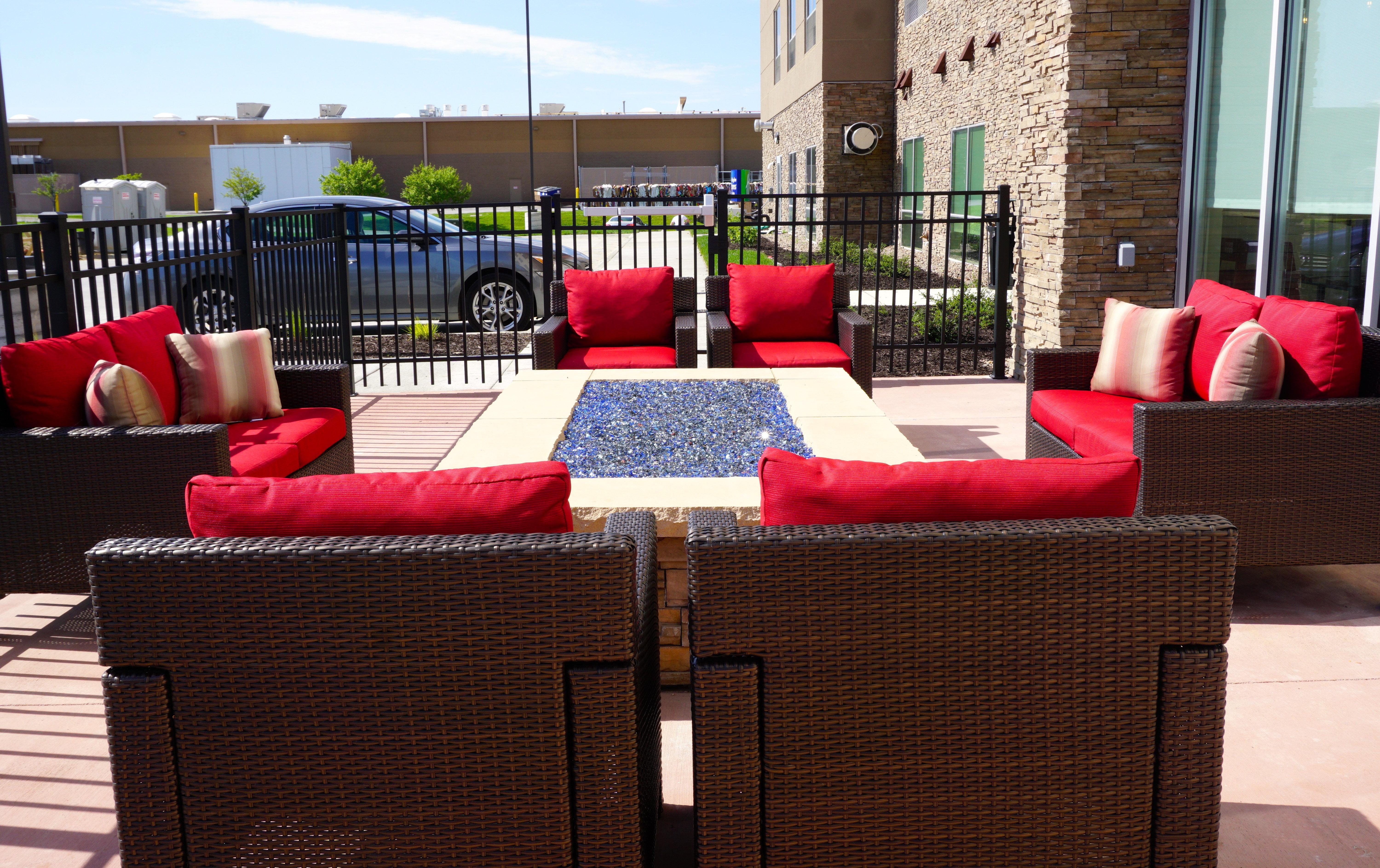 Holiday Inn Express & Suites Omaha - Millard Area By Ihg Exterior photo